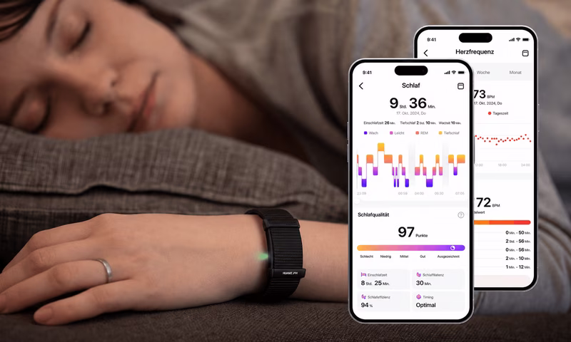 Elegante, mattschwarze Box öffnet sich und gibt den Blick auf ein modernes Smart-Armband frei.